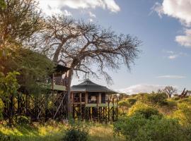 TARANGIRE KURO TREETOP LODGE，位于Manyara的豪华帐篷