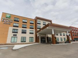 Holiday Inn Express & Suites Edmonton N - St Albert, an IHG Hotel，位于圣艾伯特的带泳池的酒店