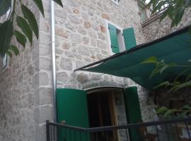 Heritage Apartments Kyra & Fox in Pitve, Hvar，位于Pitve的带停车场的酒店