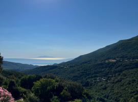 Appartement dans maison de village vue mer，位于Sisco的酒店