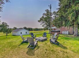 Upscale Country Home with Fire Pit in Taneytown!，位于Taneytown的酒店