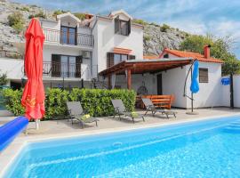 Family friendly house with a swimming pool Gornje Sitno, Split - 20009，位于Gornje Sitno的酒店