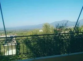 Μεζονέτα 5 υπνοδωμάτια, πλήρως εξοπλισμένη και με φορτιστή ηλεκτρικού αυτοκινήτου