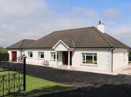 Laneside Haven - 5 Minutes from Castleblayney - Accessible, Gated with Patio, Garden and Gym!，位于莫纳汉的家庭/亲子酒店