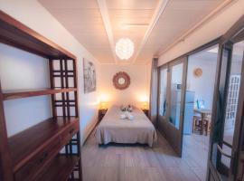 Studio CASSIA en RDJ proche lagon de l'Ermitage，位于圣吉尔莱班的酒店