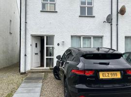 Strand Cottage, Ballycastle. Modern Home，位于巴利卡斯尔的酒店