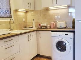 Armenian Huts - Beach Apartments，位于瓦里的酒店