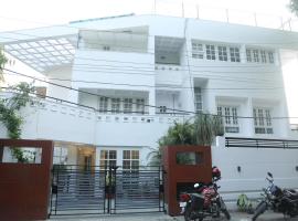 Happy Mark Suites Rooms，位于勒克瑙Chaudhary Charan Singh International Airport - LKO附近的酒店