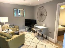 The Lodge Chester - luxury apartment for two, with free parking!，位于Hough Green的木屋
