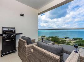 Breath Taking Beach Front Views Condo Eagle Beach，位于棕榈滩的公寓式酒店