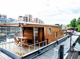 Houseboat Bonanza Prague，位于布拉格的船屋