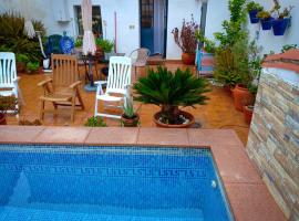 Acogedora casa de pueblo con piscina，位于丰特埃里多斯的带泳池的酒店