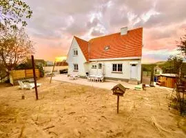 Villa Friedolin heeft zicht op zee en duinen, in duinenreservaat, hot tub met jacuzzi en sauna met zeezichten te Oostduinkerke