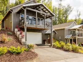 Serene Rustic Farmhouse Mountain Cottage (Sleeps 4)