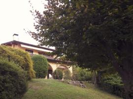 Amazing 3 bedrooms villa with lavish garden, breathtaking lake and mountains view，位于勒威诺的酒店