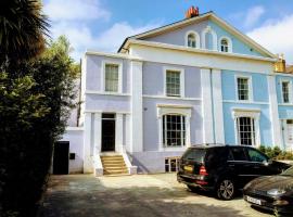 Elegant & spacious parkside 2-bedroom 2-bathroom flat in period building opposite Blackheath Common - private entrance, great Greenwich location!，位于伦敦布莱克希斯站附近的酒店