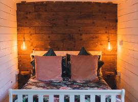 The Horrrsebox Tinyhouse Glamping，位于Garadice的酒店