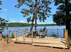Cozy Interlochen Cabin w/ Dock: 1 Mi to Green Lake，位于Interlochen的酒店