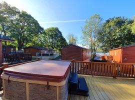 Jaw-Dropping Lodge with Hot Tub on Lake Windermere，位于温德米尔的木屋