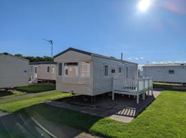 The Jones's Family Caravan with private decking - Presthaven，位于普利斯坦丁的酒店