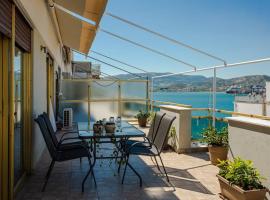 Cozy seaside penthouse with sea & mountain view.，位于沃洛斯的海滩酒店