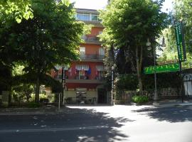 洛比尼亚公寓，位于真扎诺-迪罗马的舒适型酒店