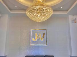 J&V Hotel and Resort，位于Apaleng的带泳池的酒店