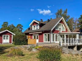 Stunning Home In Ronneby With House Sea View，位于龙讷比的乡村别墅