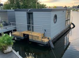 Unique new houseboat moored 4，位于兹瓦茨勒伊斯的酒店