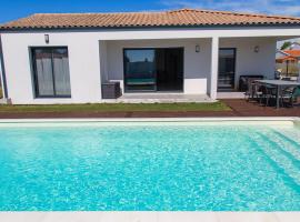 VILLA avec PISCINE chauffée trois chambres，位于Saint-Sulpice-de-Royan的酒店