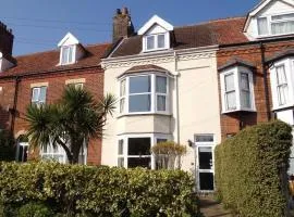 The Halt, Sheringham - 2x car spaces, Family friendly holiday home close to beach