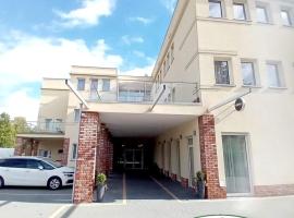 Dom Weselny Zielony Zakątek，位于亚罗钦的酒店