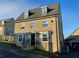 Holly House - Executive Rural Home with Jacuzzi