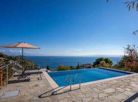 Olea Skopelos villas with swimming pools & sea view，位于帕诺尔莫斯斯科派洛斯的度假屋