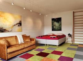 Lovely 7th floor studio full of color, enjoy!，位于坦佩雷萨卡涅米冒险公园附近的酒店