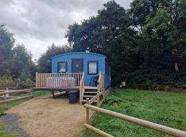 Large Glamping Hut - Riverview 13，位于威尔斯浦的酒店