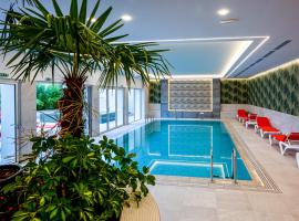 Hotel Carolin，位于克利默内什蒂的豪华酒店