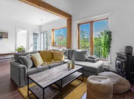 Rustic Chalet Le Cozy hot tub Lakeview - Ski - Tubing- Familizoo - spa - full of near by activities winter