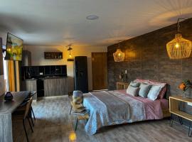 Cabañas con jacuzzi y chimenea - Casa Floral, Marinilla，位于马里尼亚的酒店