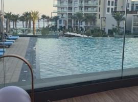 Luxury sea view Apartment In Address Hotel Fujairah，位于富查伊拉的带按摩浴缸的酒店