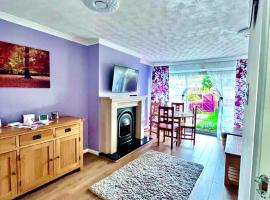 3 bed house in Walsall, perfect for contractors & leisure & free parking，位于沃尔索尔的酒店