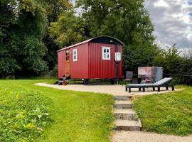 Sheelin Shepherds Hut 2 with Hot Tub，位于Mountnugent的乡村别墅