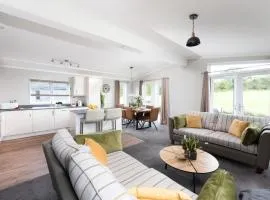 Daisy Lodge, 6 Roadford Lake Lodges