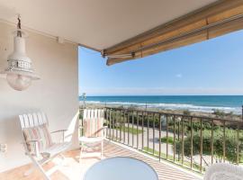 LETS HOLIDAYS Beach front apartment in Gavà Mar, Pine Beach，位于加瓦的酒店