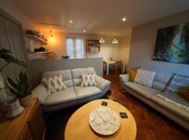 Walmer, Deal stunning coach house apartment，位于Walmer沃尔默城堡附近的酒店