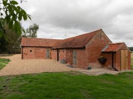 Beautiful barn conversion surrounded by woodland near Newark Show-ground，位于Stapleford的低价酒店