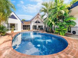 An Absolute Poolside Break by Casuarina Beach，位于卡苏阿利纳的度假短租房