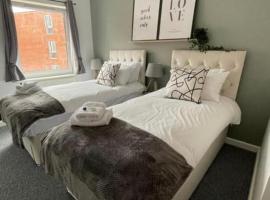 Hamble Lounge - Accomodation for Aylesbury Contractors & Industrial estate - Free Parking & WIFI Sleeps up to 6 people，位于Buckinghamshire的公寓