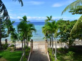 Private beachfront accommodation with ocean view and direct reef access，位于莫阿尔博阿的酒店