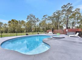 Kitchener Country Estate with Pool Hot Tub on private acres that sleeps up to 18，位于Kitchener的乡间豪华旅馆